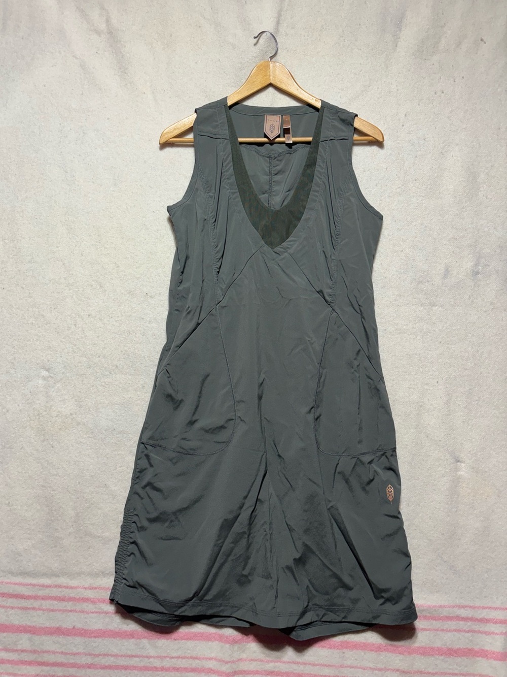 Indygena Olive Green Sleeveless Travel Dress Size Medium Lightweight Outdoor - Picture 2 of 4